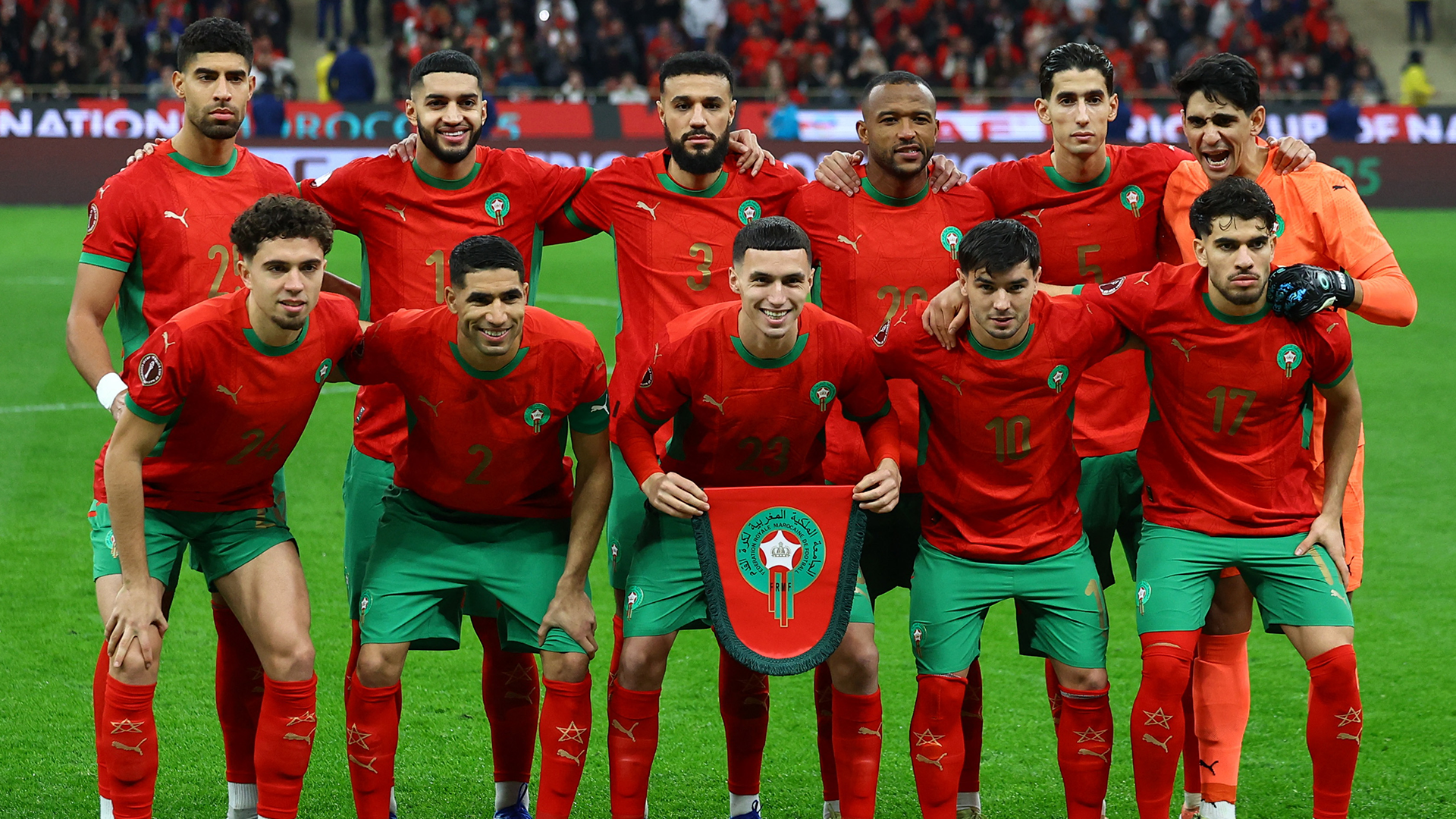 Selección de Marruecos posa para la foto grupal previo al inicio de un partido.
